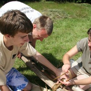 5.7.2006  14:23 / Viazanie trojnohy na týpí