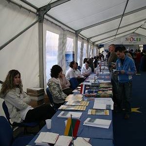 26.3.2007  17:20 / Dlhé rady stolov, na ktorých sa prezentovali jednotlivé krajiny EU