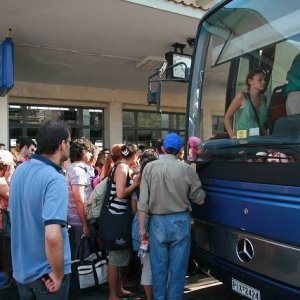 26.8.2007  15:57, autor: Teoretik / Rozvášnený dav nastupuje do jedného z autobusov