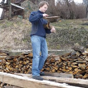 ...pomohli sme nosiť drevo do skautiaku, aby bolo čím kúriť...