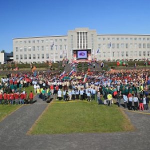 20.7.2009  10:12, autor: Teoretik / Pred univerzitou v Reykjaviku sa stretol celkom slušný dav účastníkov