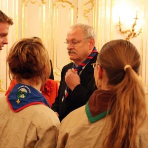 13.12.2009  17:10, autor: Marián Suvák / Prezident SR Ivan Gašparovič dostáva ako jeden z darov skautskú šatku