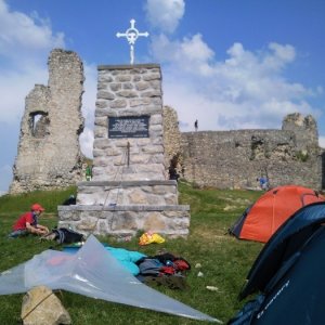 4.6.2011 15:59, autor: MartinKa / Gepa a Vaniš využili k stavbe prístrešku aj pamätnik umučených prostestantov