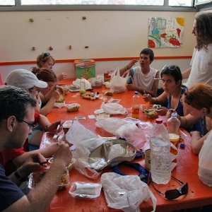 14.8.2011 14:27, autor: Teoretik / Typický obed + neporiadok v klubovni vo Figueres
