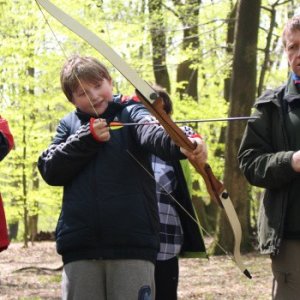 18.4.2015 12:18, autor: Lucia / Skúšame streľbu z luku v lese