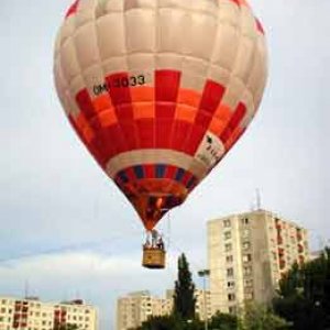 Ten balón medzi paneláky príliš nepasuje...
