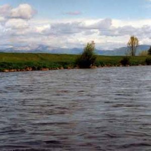 Hron pred Zvolenom a pohľad na Veľkú Fatru s fľakmi snehu na vrcholoch