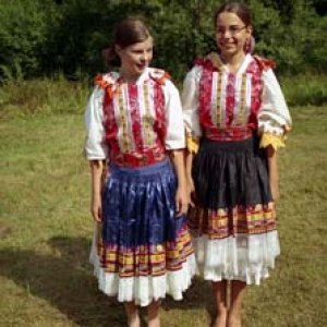 Mimi a Peťu sme nahovorili, aby si obliekli slovenské ľudové kroje