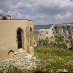 Zvyšky hradného kostolíka.