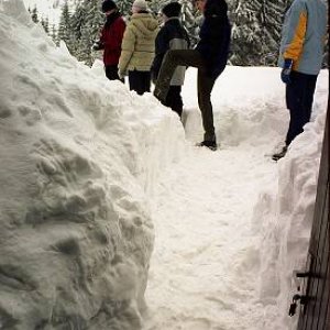 24.3.2005  19:57 / Z chalupy sa vychádzalo po snehových schodíkoch