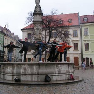 9.4.2005  11:59 / Lastovičky na Rolandovej fontáne