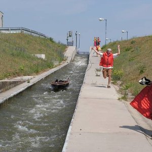 25.6.2005  9:17 / Spúšťanie lodičiek na druhú stranu hrádze - dosť nám to pomohlo