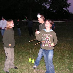27.7.2005  21:35 / Večer sme mali možnosť priučiť sa cirkusovým aktivitám za pomoci miestnych skautov