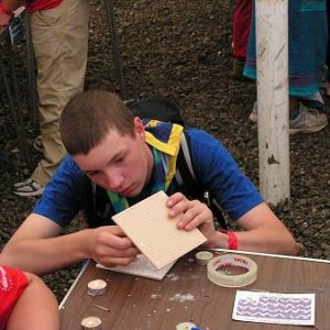 31.7.2005  12:42 / Scouting skills - Jano kreslí na kachličky